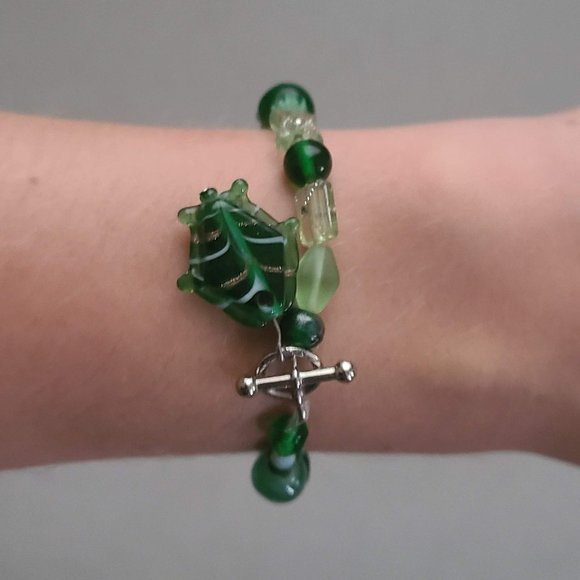 Green Beaded Bracelet with Fish with Toggle Closure - Picture 2 of 8